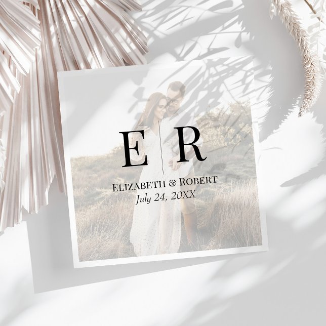 Servilleta De Papel Boda de Monograma de Foto Personalizada Elegante M (Modern Elegant Custom Photo Monogram Wedding Napkins on a sunny white table.)
