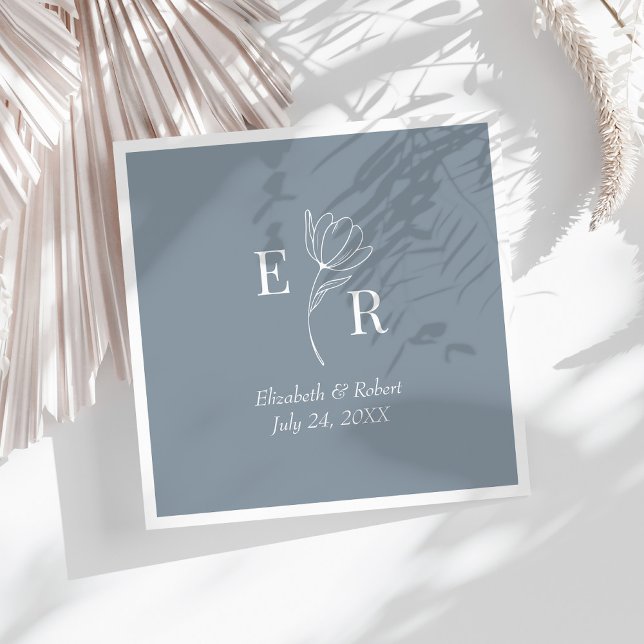 Servilleta De Papel Boda de Monograma Dusty Blue Floral (Dusty Blue Floral Monogram Wedding Napkins on a sunny white table.)