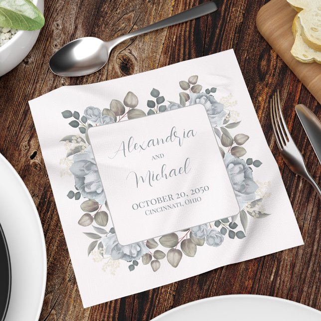 Servilleta De Papel Boda floral azul personalizado (Custom  wedding cocktail napkin with bride and grooms name, date, and wedding location. )