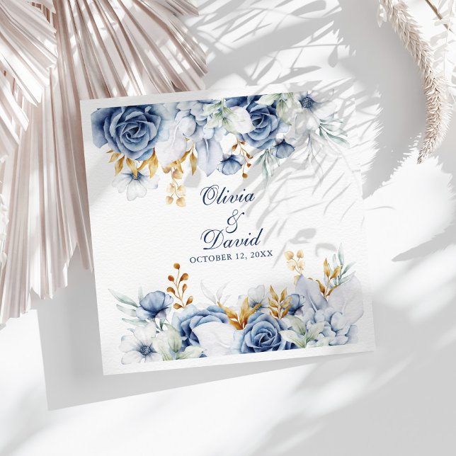 Servilleta De Papel Boda floral azul y dorado moderno (Modern Blue and Gold Floral Wedding Napkins on a sunny white table with neutral dry botanicals.)
