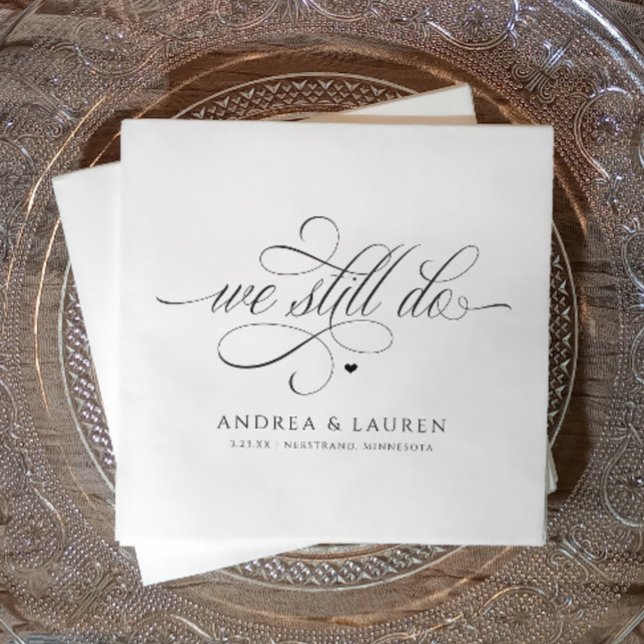 Servilleta De Papel Boda promete la renovación que aún tenemos (We still do - wedding vow renewal napkins on an elegant plate.)