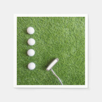 Bolas de golf con brocha sobre hierba verde para e