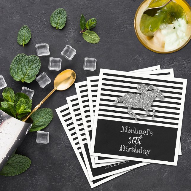 Servilleta De Papel Caballo de carreras negro rayas blancas cumpleaños (Silver racehorse and jockey on black and white Stripes birthday party cocktail napkins)