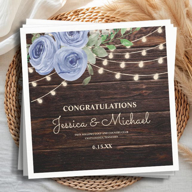 Servilleta De Papel Cadena Rustica Ilustra La Recepción De Boda Floral (Rustic wood and dusty blue floral and string lights wedding reception paper napkins)