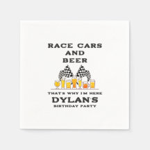 Carros de carrera y cervecería con bandera verific