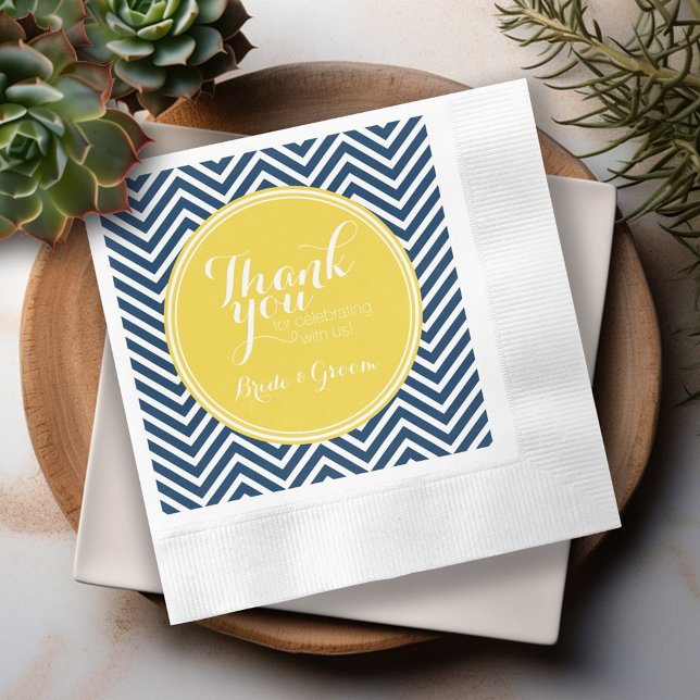 Servilleta De Papel Chevrons azul marino con monograma amarillo Person (Personalized Wedding Thank You Napkins)