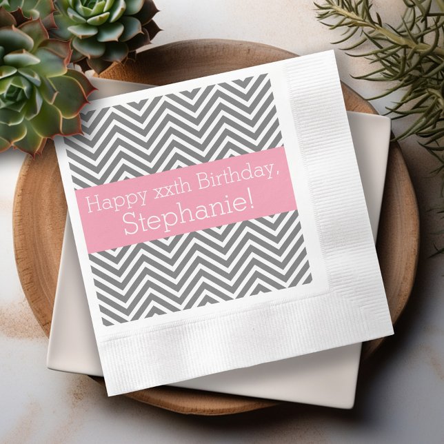 Servilleta De Papel Chevrons gris y rosado - Cumpleaños Personalizado  (Personalized cocktail and dinner napkins)