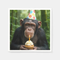 Chimpanzee llevando un pastel de cumpleaños