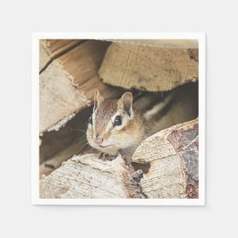 Servilleta De Papel Chipmunk en una pila de madera
