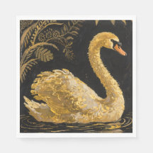 Cisne dorado en un estanque nocturno