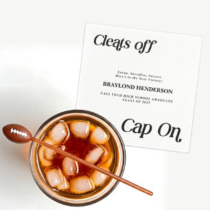 Servilleta De Papel Cleats fuera, gorra puesta Graduación de atleta