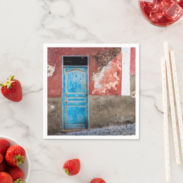 Servilleta De Papel Colorida pared con puerta azul (In situ)