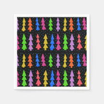 Coloridos árboles de Navidad en negro