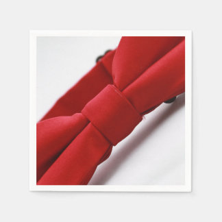 Servilleta de papel con corbata roja elegante