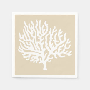 Servilleta De Papel Coral y caldo de arena en el mar blanco costero