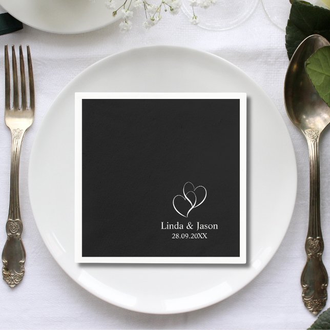 Servilleta De Papel Corazón Negro Elegante Boda Personalizada (Black heart shaped elegant personalized napkins add romantic charm to your wedding table)