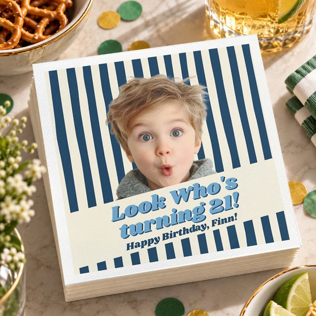 Servilleta De Papel Cumpleaños Chic con Foto Retro Azul Marítimo (Paper napkin with navy blue stripes, custom photo cutout, retro typography, and birthday text.)