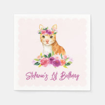 Cumpleaños de gato naranja lindo y flores moradas