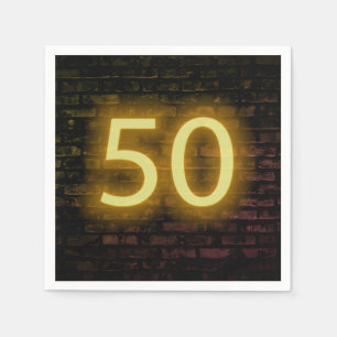 Servilleta De Papel Cumpleaños Neon 50 Rótulo en la pared de ladrillos