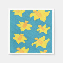 Daffodis sobre las servilletas de papel de fondo a