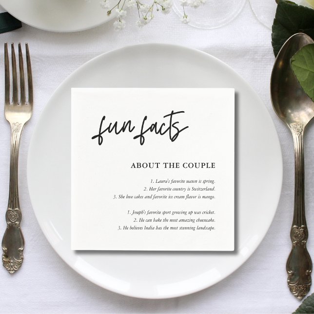 Servilleta De Papel Datos Divertidos de Bodas en Blanco y Negro de Gui (Simple script black and white fun facts napkins add charm and spark guest conversations)