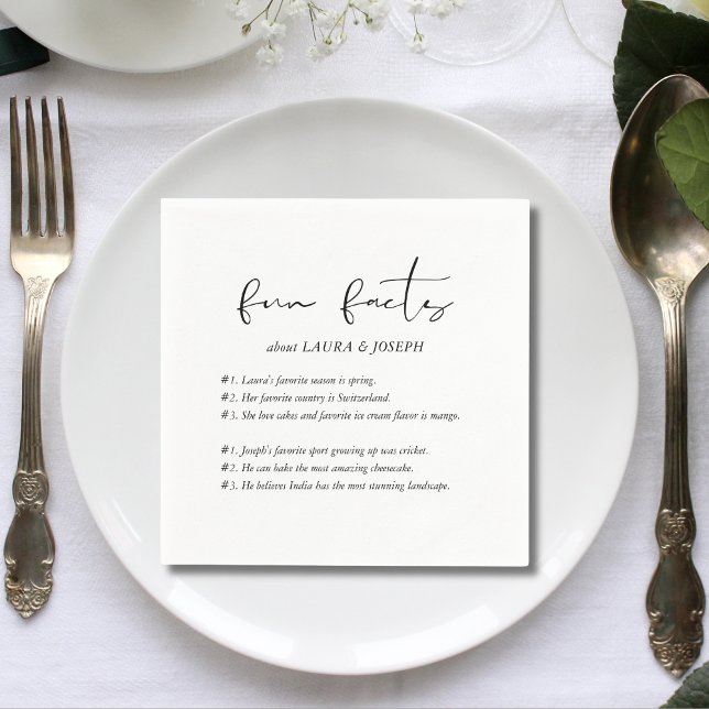 Servilleta De Papel Datos Divertidos de la Boda del Guion Moderno (Modern script fun facts wedding napkins entertain guests while adding a personal touch.)