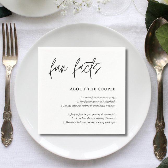 Servilleta De Papel Datos Divertidos sobre Bodas en Blanco y Negro con (Simple script black white wedding napkins share fun facts and personalize your reception tables.)