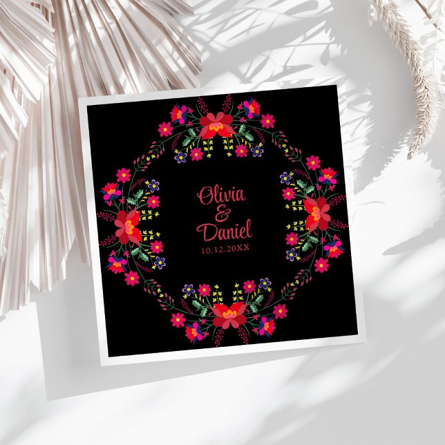 Servilleta De Papel De Cena Boda de Fiesta Floral Mexicana Negra y Roja (Black and Red Mexican Floral Fiesta Wedding Paper Dinner Napkins on a sunny white table.)