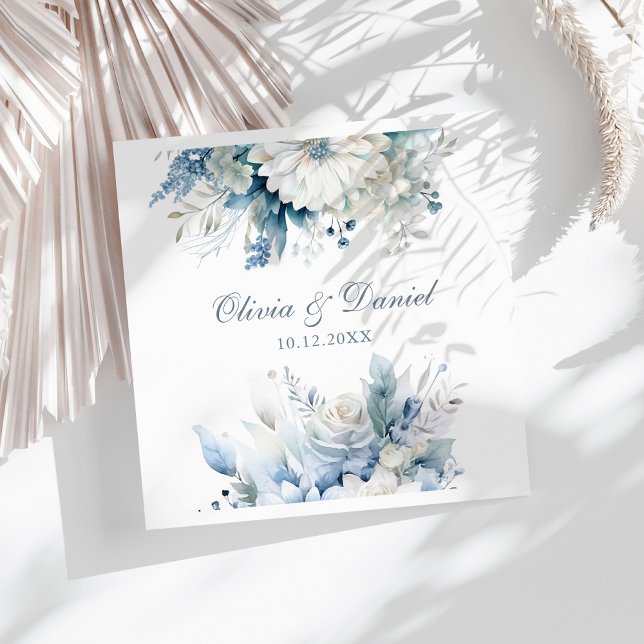 Servilleta De Papel De Cena Boda moderno de flores silvestres azul turquesa (Modern Dusty Blue Wildflowers Wedding Paper Dinner Napkins on a sunny white table.)
