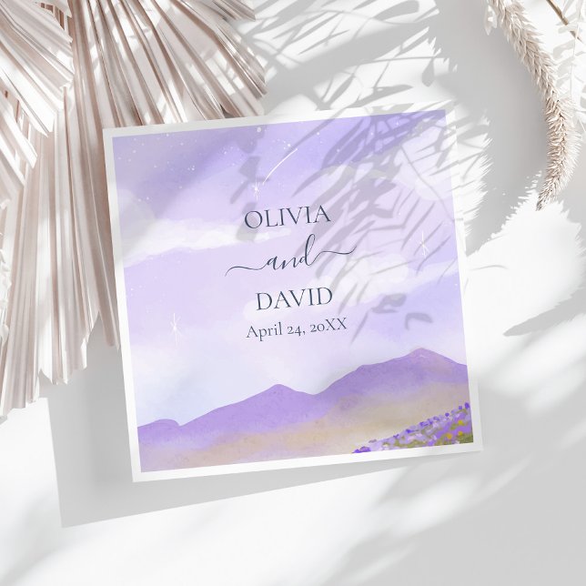 Servilleta De Papel De Cena Boda personalizada del paisaje lilac Starry Night (Lilac Starry Night Landscape Custom Wedding Paper Dinner Napkins on a sunny white table.)