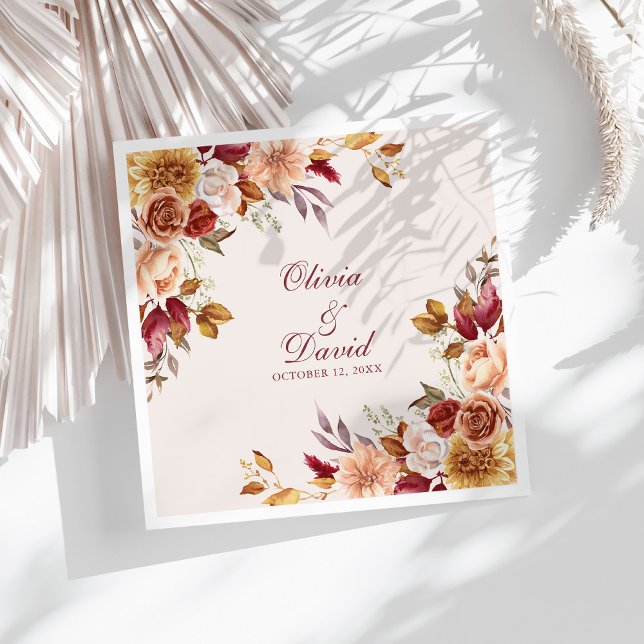 Servilleta De Papel De Cena Boho Naranja quemado moderno Terracotta Boda flora (Boho Modern Burnt Orange Terracotta Floral Wedding Paper Dinner Napkins on a sunny white table.)