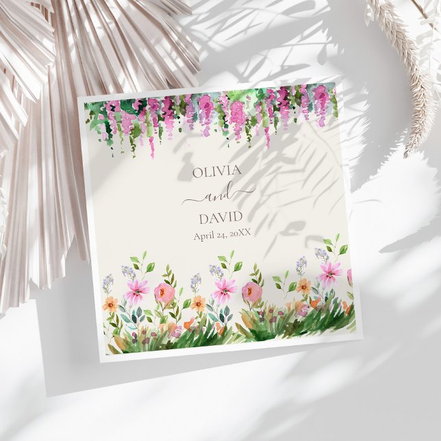 Servilleta De Papel De Cena Boho Wildflowers y las toallas de Boda Acacia (Boho Wildflowers and Acacia Wedding Napkins on a sunny white table.)