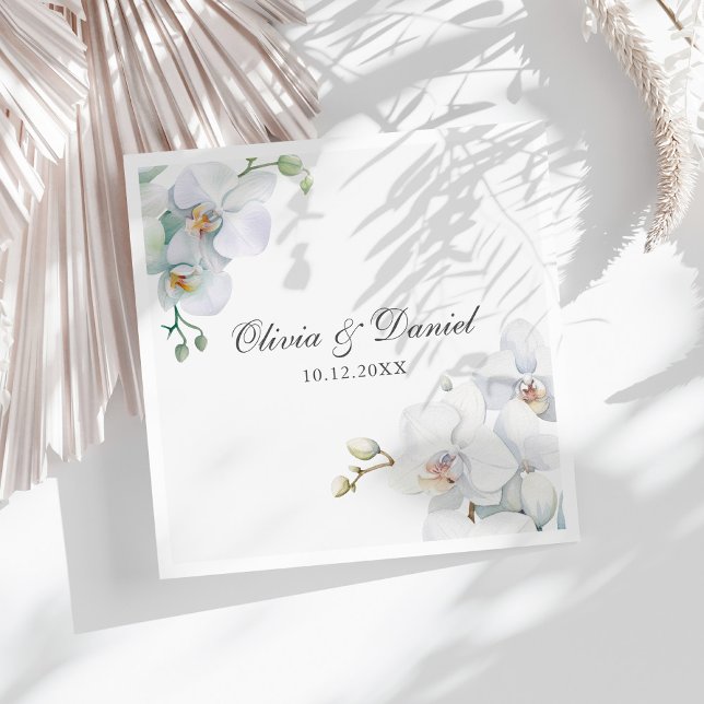 Servilleta De Papel De Cena Moderno Boda elegante de orquídeas blancas (Modern Elegant White Orchid Wedding Paper Dinner Napkins on a sunny white table.)