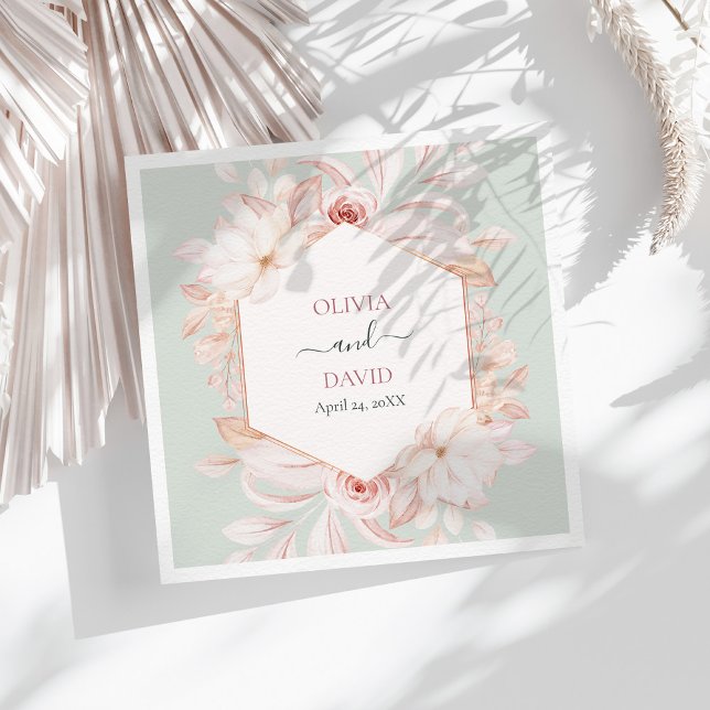 Servilleta De Papel De Cena Napkins Boda Boho Sage Green y Rosa Rosa (Boho Sage Green and Pink Roses Wedding Napkins on a sunny table with white dry botanicals)
