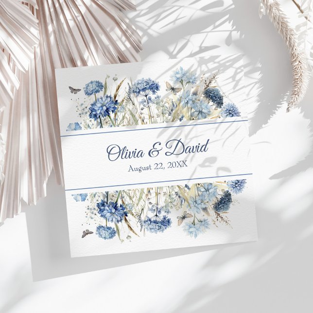 Servilleta De Papel De Cena Napkins Boda de flor silvestre azul francés (French Blue Wildflower Meadow Wedding Napkins on a sunny white boho wedding table.)
