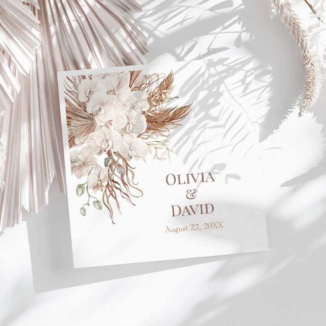 Servilleta De Papel De Cena Napkins Boda de Grass Boho Neutral Pampas (Boho Neutral Pampas Grass Wedding Napkins on a sunny white table with white dry palm leaf.)
