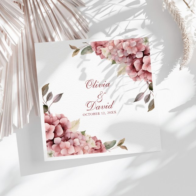 Servilleta De Papel De Cena Rosa elegante moderno hidrangea Boda (Modern Elegant Dusty Rose Hydrangea Wedding Paper Dinner Napkins on a sunny white table.)