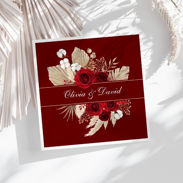 Servilleta De Papel De Cena Rosas de Borgoña y servilletas Bodas de gramíneas  (Burgundy Roses and Pampas Grass Wedding Napkins on a sunny white table.)