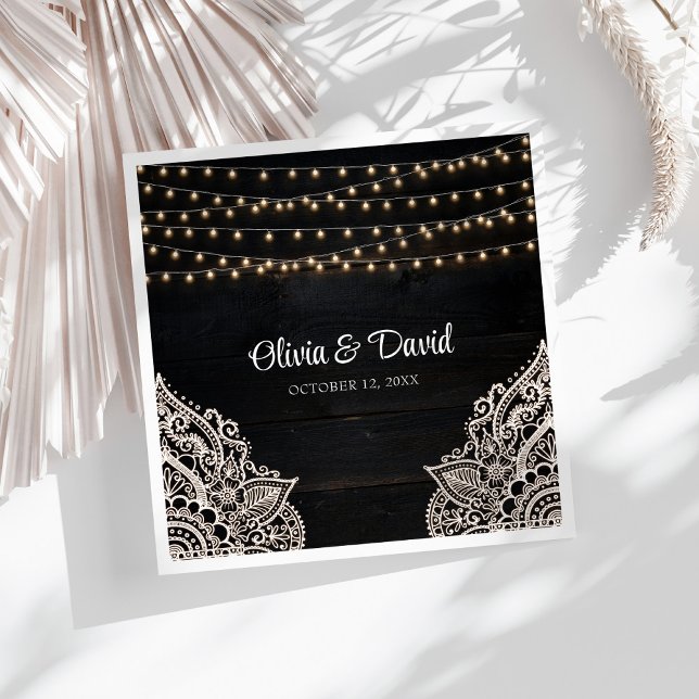 Servilleta De Papel De Cena Rústico blanco y negro Elegancia Boda (Black and White Rustic Elegance Wedding Napkins on a sunny white table.)