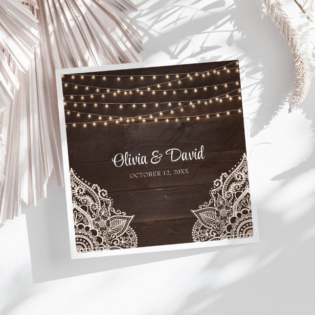 Servilleta De Papel De Cena Servilletas de boda de madera marrón rústicas (Rustic Brown Wooden Wedding Napkins on a sunny white table.
)