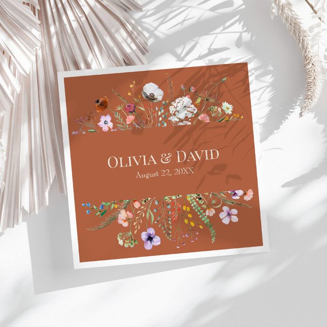 Servilleta De Papel De Cena Servilletas de boda de pradera de flores silvestre (Terracotta Wildflower Meadow Wedding Napkins on a sunny white table.)