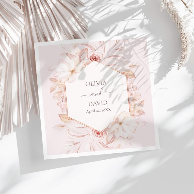 Servilleta De Papel De Cena Servilletas de boda de rosas pálidas boho (Boho Pale Pink Roses Wedding Napkins on a sunny white table.)