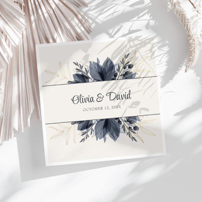 Servilleta De Papel De Cena Servilletas de boda Flores Grises Suaves (Gentle Gray Flowers Wedding Napkins on a sunny white table.)