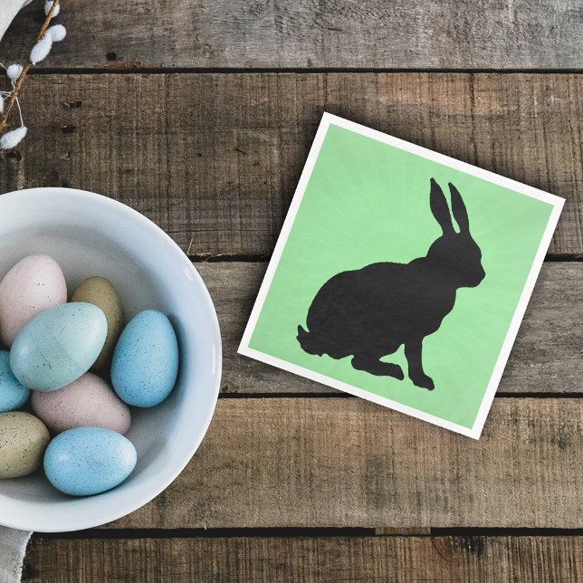 Servilleta De Papel De Cena Silhouette de conejito negro: Orejas grandes en ve (Black sitting bunny rabbit on green paper napkin for spring or Easter.)