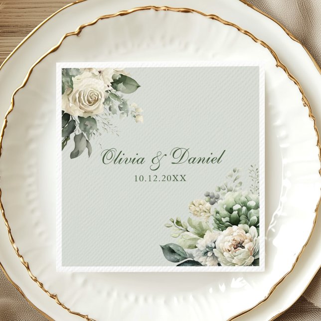 Servilleta De Papel De Cena Soft Sage Green Floral Wedding Napkin (Soft Sage Green Floral Wedding Napkin on elegant gold and white porcelain plate)