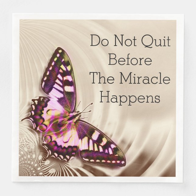 Servilleta De Papel De Cena Una mariposa rosa sobre un fondo de satén crema (Anverso)