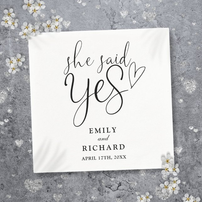 Servilleta De Papel Dijo Que Sí Partido De Compromiso Negro Y Blanco (She Said Yes Engagement Party Black And White Napkins)