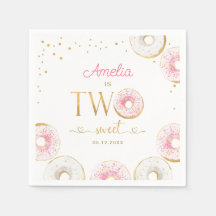 Dos dulces donuts de oro rosado cumpleaños