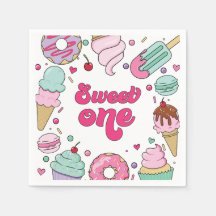 Dulce uno salpica helado y pastel cumpleaños