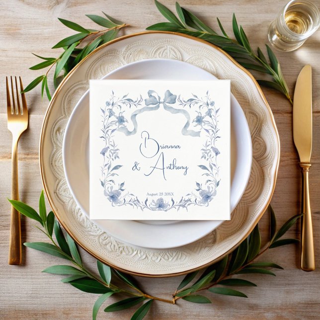 Servilleta De Papel Duste lazo de vegetación floral azul elegante boda (Dusty blue floral greenery ribbon bow elegant wedding monogrammed napkins personalized table decor)